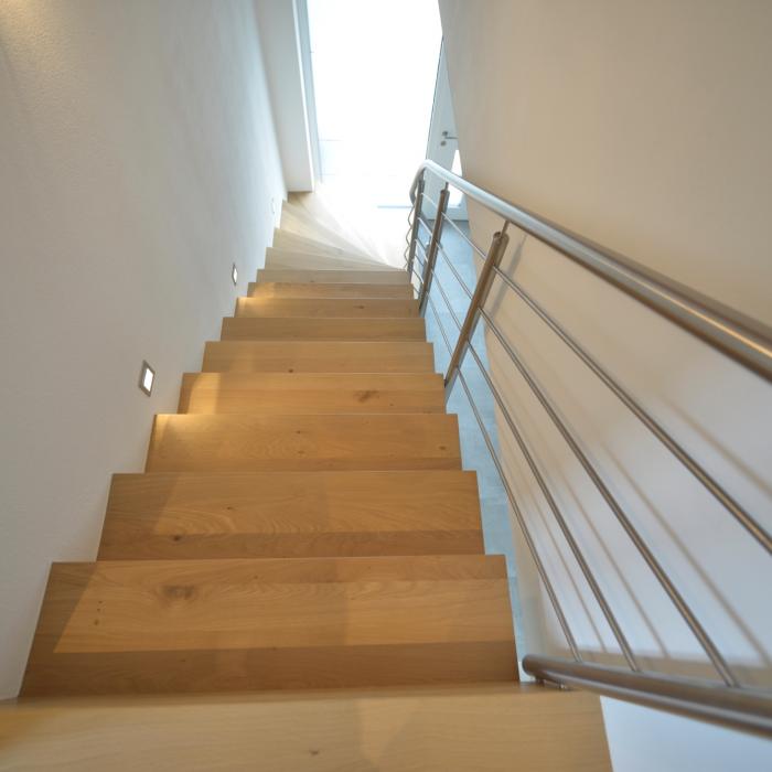 Moderne Betontreppe mit Geländer Edelstahl.