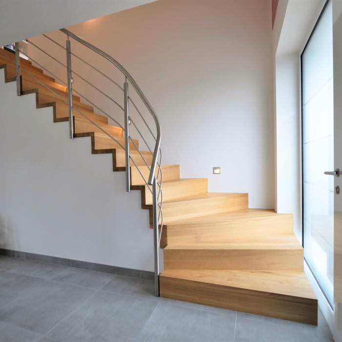 Moderne Betontreppe mit Geländer Edelstahl.