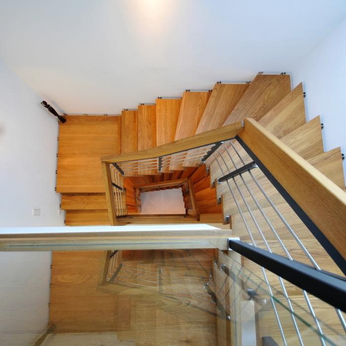 Freitragende Treppe mit Geländer aus Stahl und Edelstahl, Glas und Handlauf aus Holz
