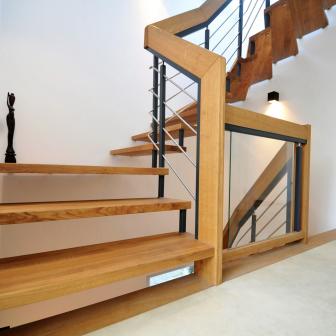 Freitragende Treppe mit Geländer aus Stahl und Edelstahl, Glas und Handlauf aus Holz